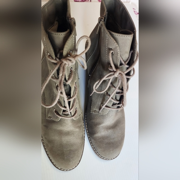 Gray Lace Up Boots for Stylish Adventures - Picture 1 of 7